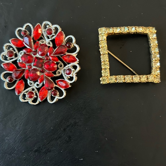 VINTAGE LOOK BROOCHES (2) SOLD TOGETHER - Picture 1 of 7